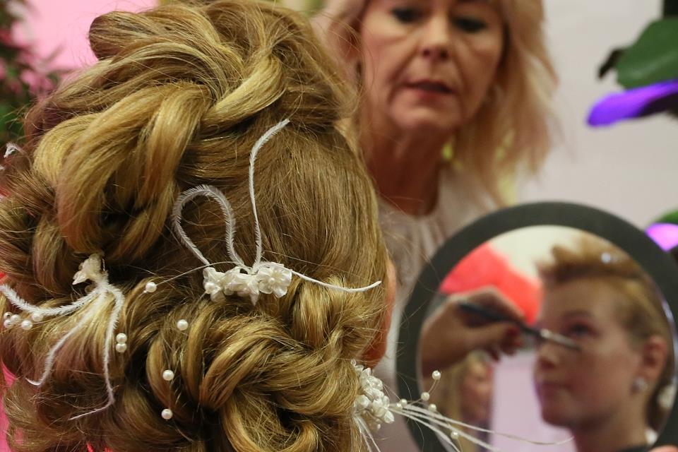 Zur Hochzeit soll es eine schöne Frisur sein: Das Friseurhandwerk appelliert, hierbei nicht auf Schwarzarbeit zu setzen.