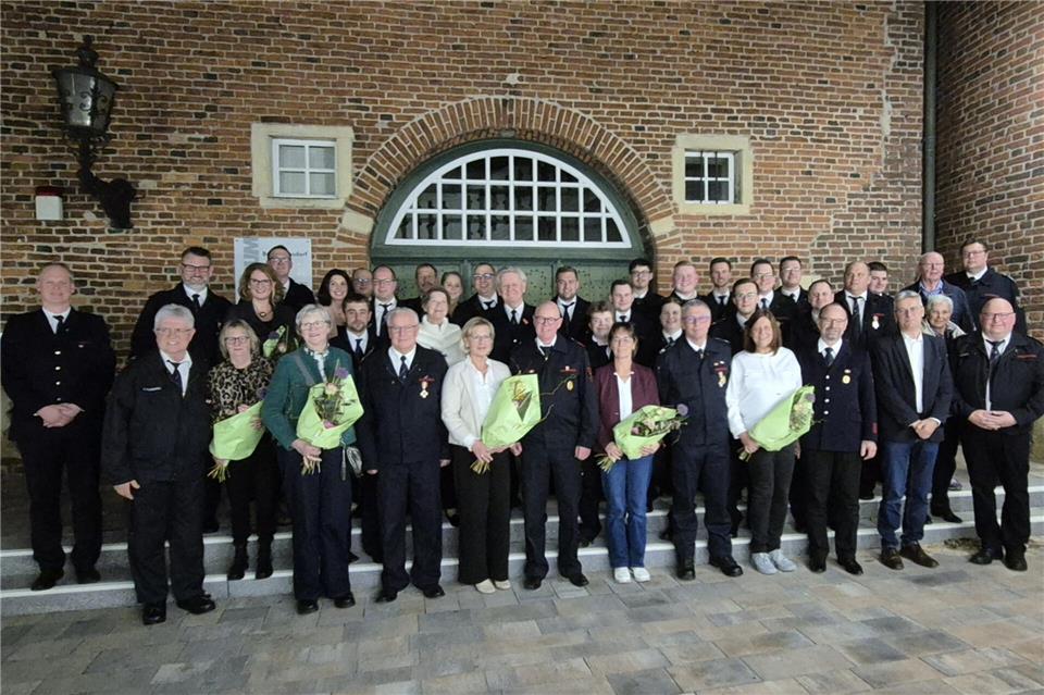 Zur Jahreshauptversammlung hat sich die Feuerwehr der Stadt Velen in der Burg Ramsdorf getroffen.