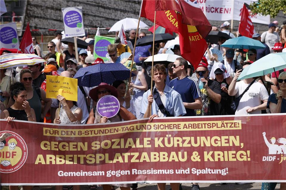 Zur Kundgebung aufgerufen hatte ein breites Bündnis aus Gewerkschaften, Sozial- und Wohlfahrtsverbänden. Carsten Koall/dpa