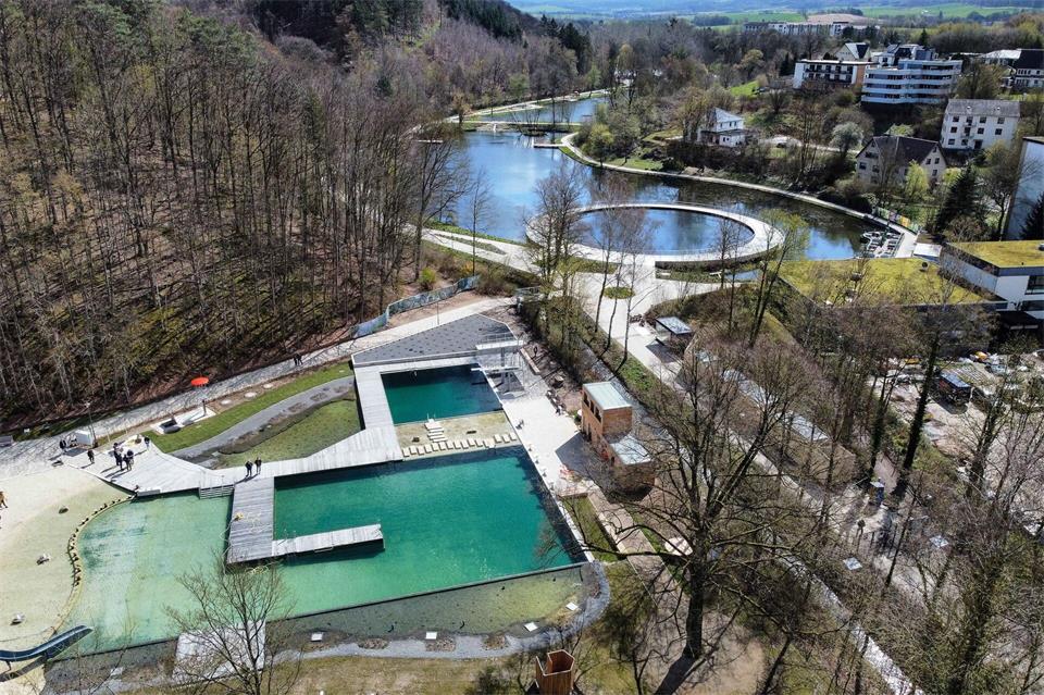 Zur Landesgartenschau 2023 wurde das Sole-Freibad in Bad Gandersheim eröffnet. (Archivbild)Swen Pförtner/dpa