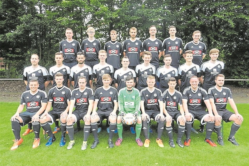 Zur Mannschaft gehören (o. v. l.): Marius Inhestern, Peter Mensing, Markus Franke, Andreas Bernemann, Pascal Wilkens, Hendrik Stilkenbäumer, Lukas Niewerth; Mitte v. l.: Christoph Inhestern, Lukas Kaminsky, Felix Ostendarp, Niklas Kapteina, Dominic Wahlers, Nils Roters, Dominik Frank, Richard Goos und Marius Kapteina. U. v. l.: Danny Gerwert, Dominik Wahlers, Manuel Inhestern, Lukas Mensing, Pascal Rudolf, Marius Faltmann, Dennis Papendick, Claus Rosenbaum und Hendrik Niewerth. Auf dem Foto fehlen: Aaron Riederer, Lucas Riederer, Christopher Schötteler, Finn Wilms, Jürgen Goos, Marc Bruns, Nils Momper und Thorsten Kampmann.