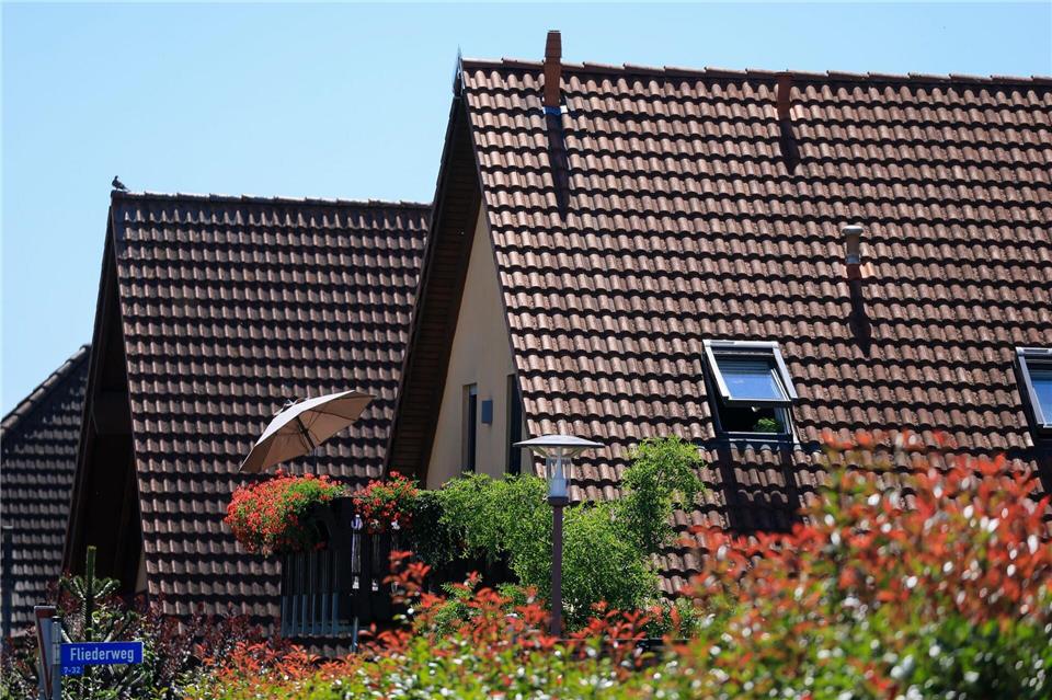 Zur Monatsmitte wurden noch einmal hochsommerliche Temperaturen von über 35 Grad erreicht. (Archivbild)Jan Woitas/dpa