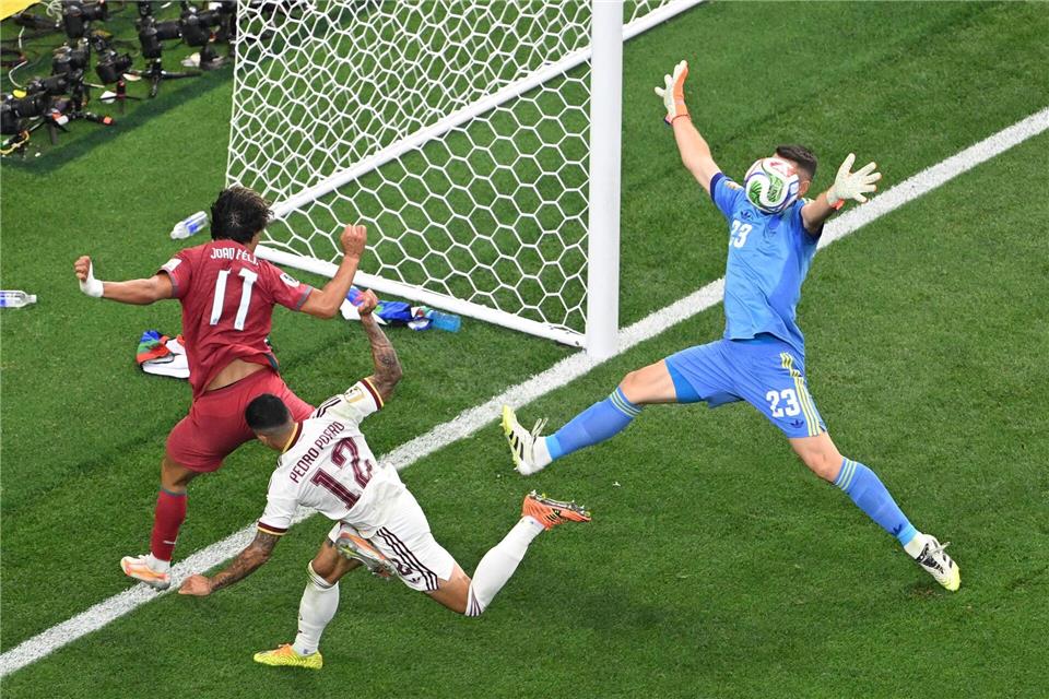 Zur Not hält Unai Simon den Ball mit dem Gesicht. (Archivbild)Cheng Min/XinHua/dpa
