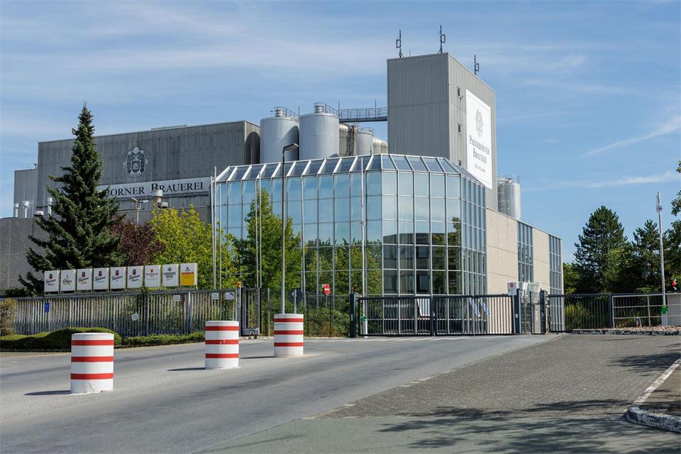 Zur Paderborner Brauerei soll im Herbst eine Entscheidung fallen, wie die Haus Cramer Gruppe erklärt. Es geht um Verkauf oder Schließung. David Ebener/dpa