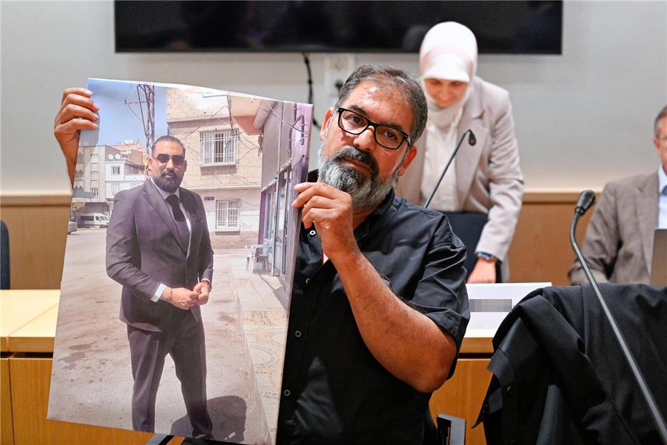 Zur Prozesseröffnung zeigten die Angehörigen ein Foto des Opfers.Uwe Anspach/dpa