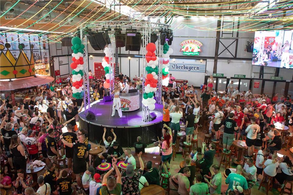 Zur Saisoneröffnung war der Bierkönig am Ballermann schon wieder gut besucht.Clara Margais/dpa