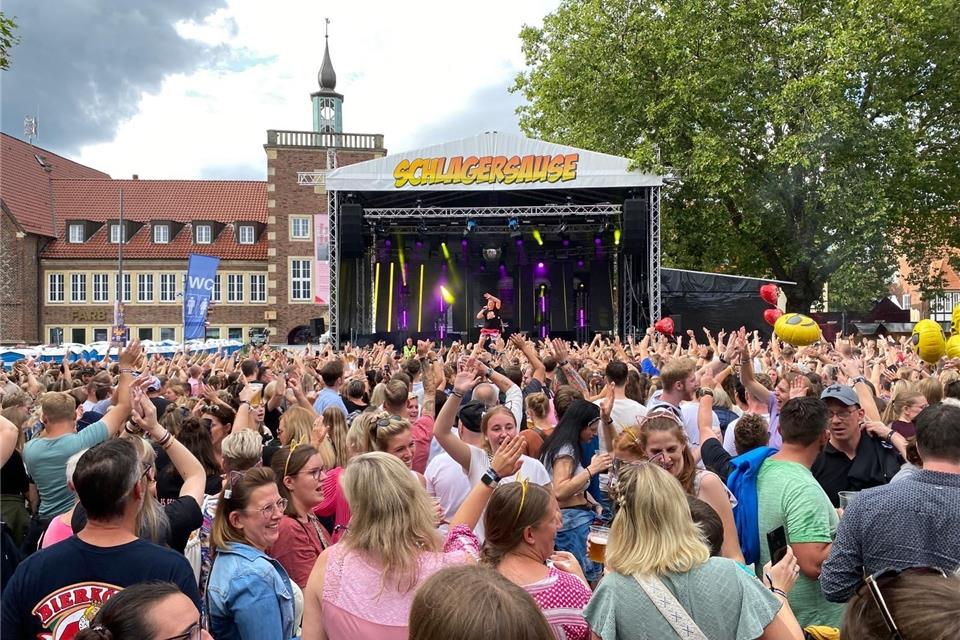 Borkener Schlagersause: Ja zu „Ballermann-Niveau“ Zur Schlagersause im vergangenen Juli füllten rund 3000 Besucher den Marktplatz.