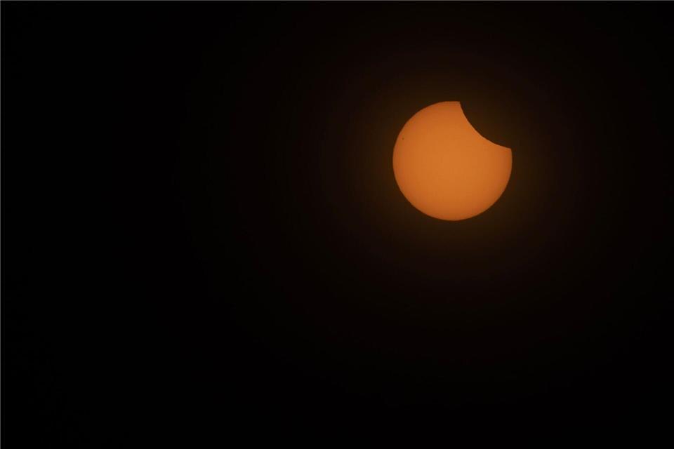Zur Sonnenfinsternis wird im Südwesten ein wolkenfreier Himmel erwartet. (Symbolbild)Clara Margais/dpa