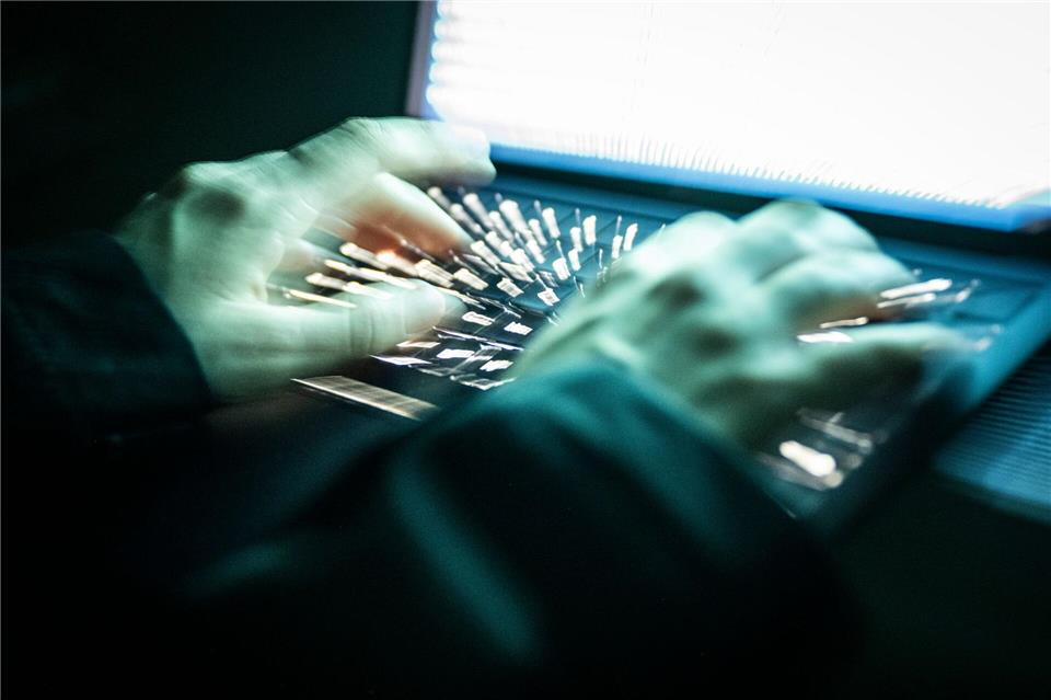 Zur Spionageabwehr zählen auch die Abwehr geheimdienstlich gesteuerte Cyberangriffe fremder Nachrichtendienste. (Symbolbild)Philip Dulian/dpa