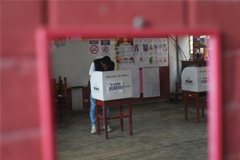 Zur Stichwahl waren mehr als 27 Millionen Peruaner aufgerufen.Rodrigo Abd/AP/dpa
