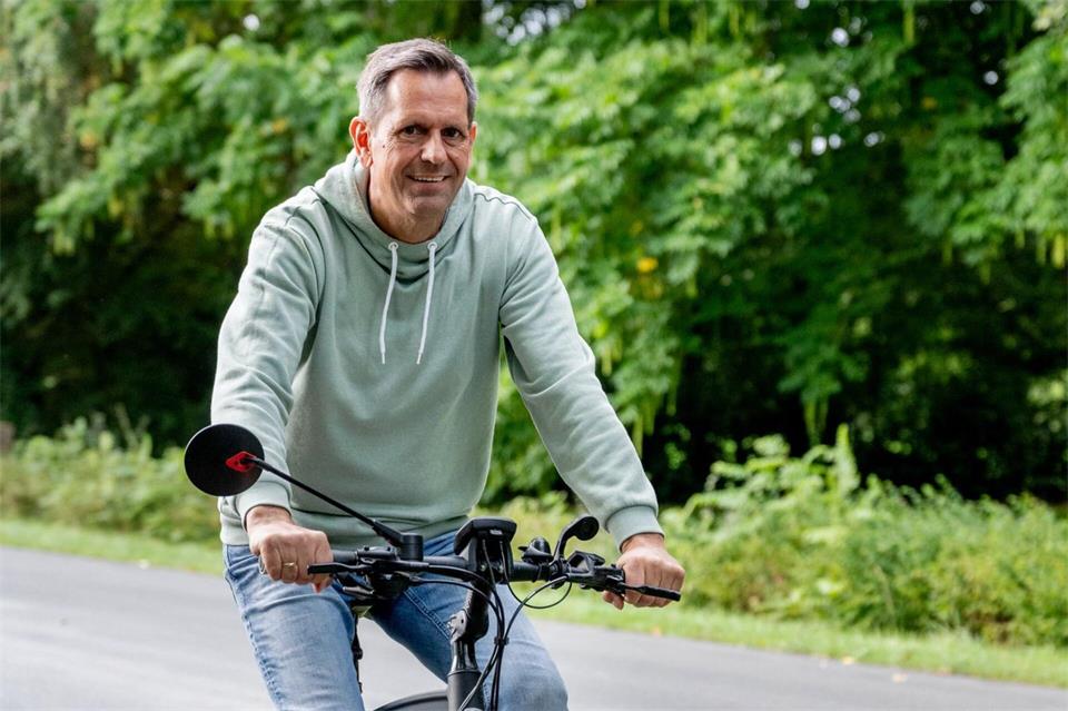 Zur Stimmabgabe radelten Olaf Lies (SPD) und seine Familie. Hauke-Christian Dittrich/dpa
