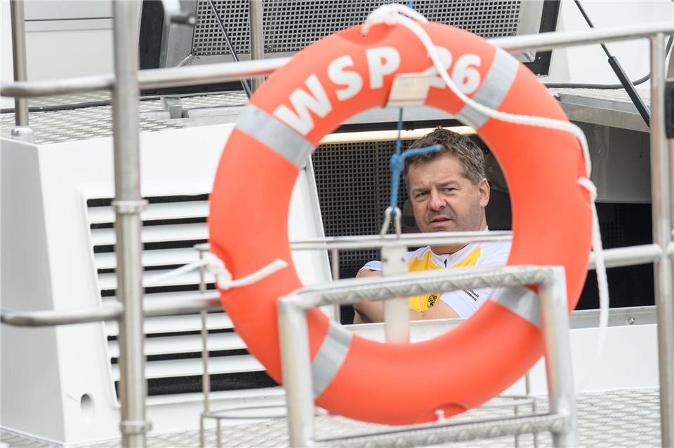 Zur Taufe des neuen Streifenbootes ist auch Regierungschef Sven Schulze dabei. Klaus-Dietmar Gabbert/dpa