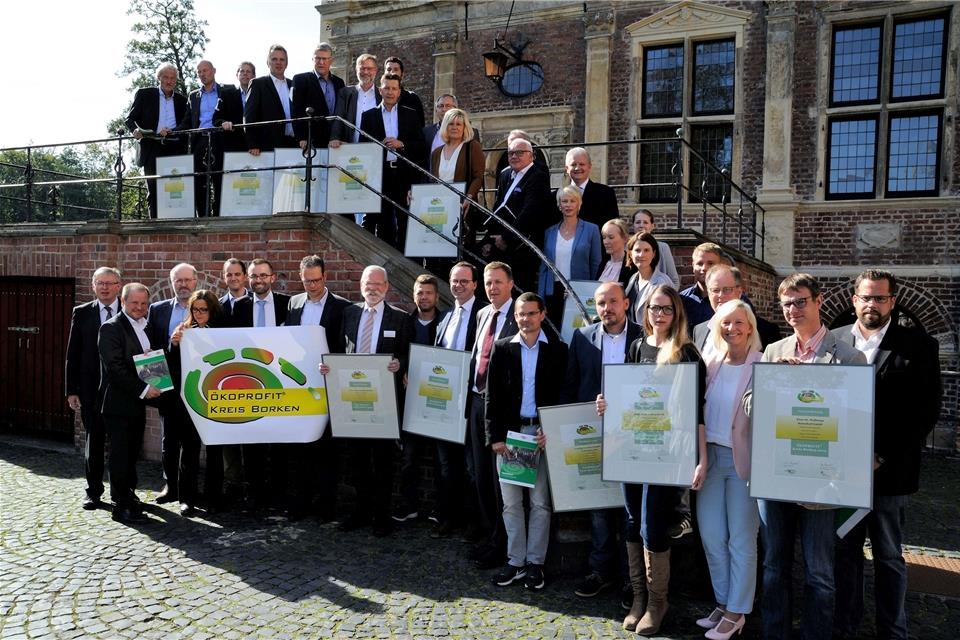 Zur Übergabe der Zertifikate haben sich die Teilnehmer des Ökoprofit-Projektes im Raesfelder Schloss getroffen.