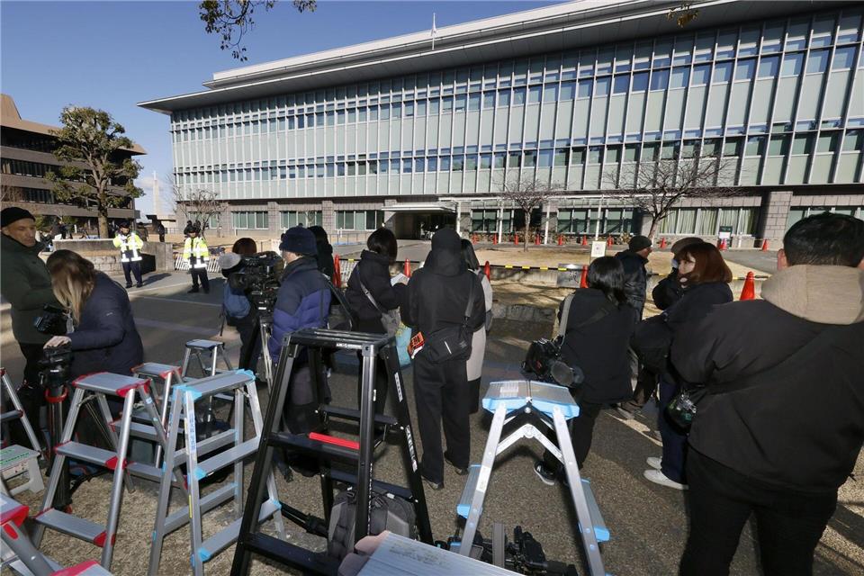 Zur Urteilsverkündung hatten sich Hunderte Menschen angestellt, um einen der 31 öffentlichen Plätze im Gerichtssaal zu ergattern. Uncredited/kyodo/dpa