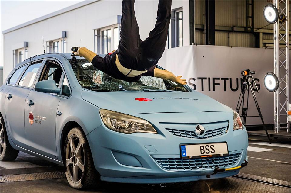 Zur Veranschaulichung der schweren Folgen wird im Crashtest ein Zusammenstoß von Fußgängern und Autos nachgestellt.Lars Berg/dpa