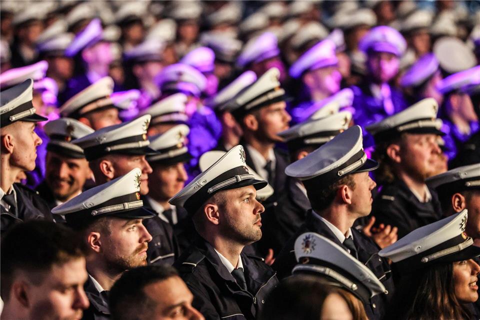 Zur Vereidigung waren Angehörige und Freunde der künftigen Polizisten in die Lanxess-Arena gekommen.Oliver Berg/dpa