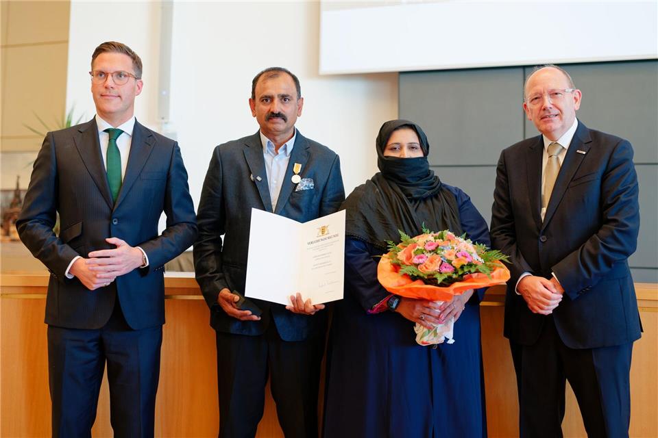 Zur Verleihung kam auch Muhammad Afzals Frau.Uwe Anspach/dpa
