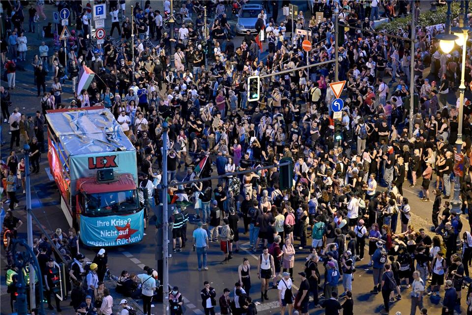Zur abendlichen Demonstration linker Gruppen am 1. Mai in Berlin werden wieder Tausende Teilnehmer erwartet. (Archivbild)Sebastian Gollnow/dpa