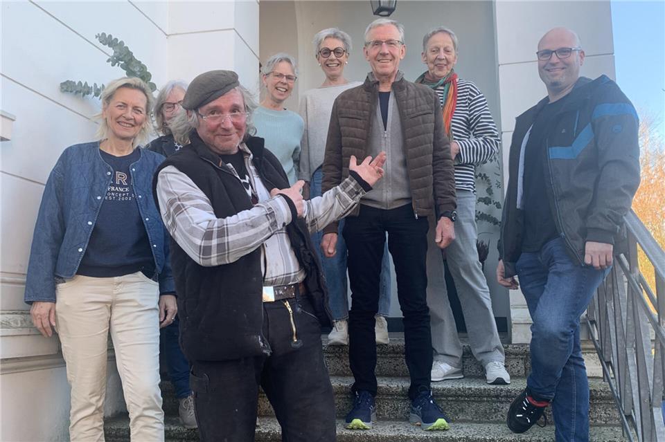 Zur achten Kunstschau lädt die Gruppe „dasselbe anders“ mit Gastkünstler Norbert Then (vorne).