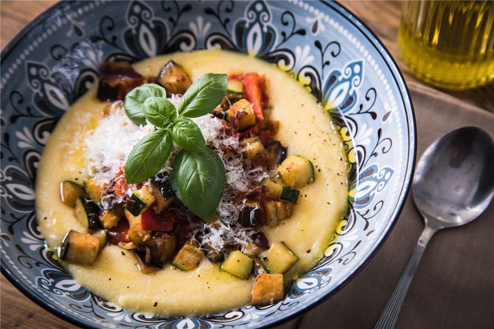 Zur herrlich cremigen Polenta mit Parmesan und Olivenöl passt Ratatouille-Gemüse.Christin Klose/dpa-tmn