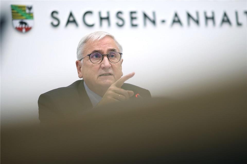 Zur langfristigen Sicherung der Wasserversorgung wird laut Finanzminister Michael Richter (CDU) die Planung eines Elbwasserwerks vorbereitet. (Archivbild)Ronny Hartmann/dpa-Zentralbild/dpa