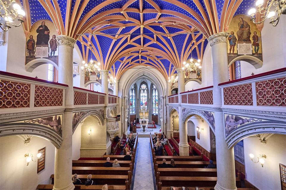 Zur ökumenischen Andacht in der Schweriner Schlosskirche kam nur ein Teil der Abgeordneten.Jens Büttner/dpa