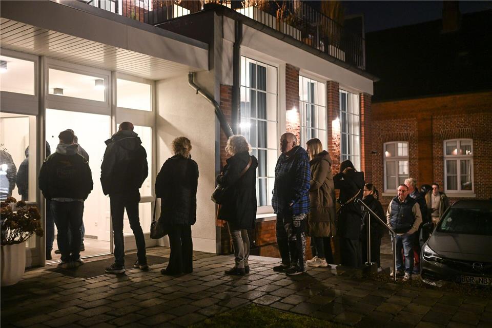 Zur offenen Sprechstunde bildet sich vor einer Hautarztpraxis in Weener schon frühmorgens eine Schlange.Lars Penning/dpa