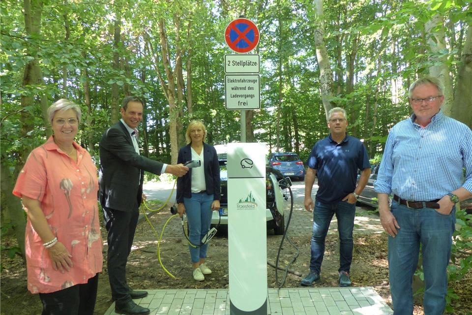 Zur offiziellen Inbetriebnahme haben sich Diana Brömmel (Ortsmarketing), Bürgermeister Andreas Grotendorst, Monika Schürmann (innogy), Bernhard Kösters vom Bauamt und Westnetz-Mitarbeiter Richard Stegger (von links) an der neuen Stromtankstelle getroffen.