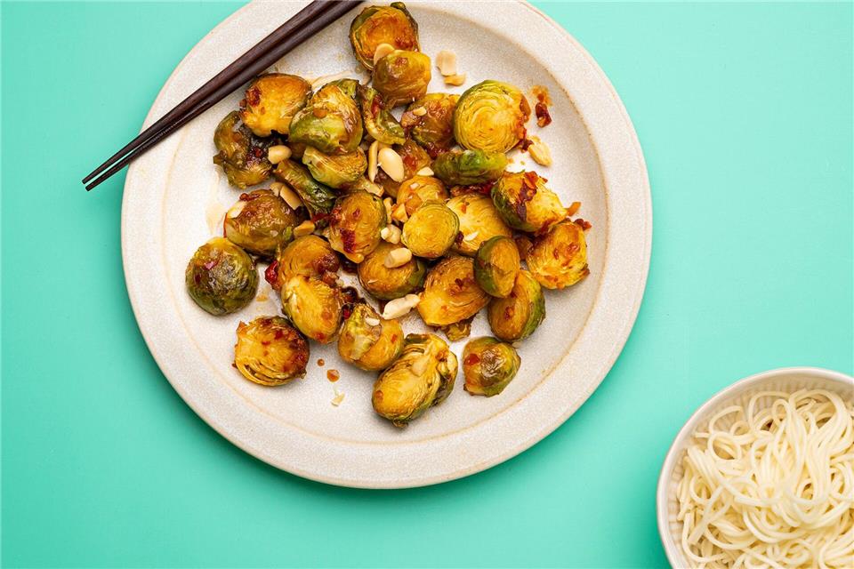 Zur spicy Variante von Rosenkohl passen Weizennudeln und ein Erdnuss-Topping.Ariane Bille/BVEO/dpa-tmn