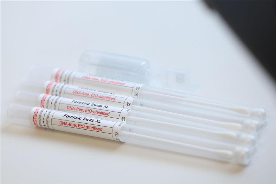 Zur vertraulichen Spurensicherung gehören die Dokumentation von Verletzungen sowie die Sicherung von Tatspuren am Körper. (Archivbild)Karl-Josef Hildenbrand/dpa