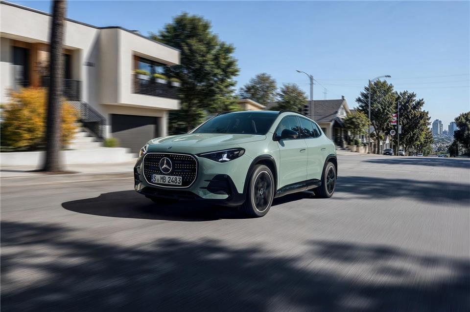 Zur vollelektrischen Version will Mercedes den GLA auch als Hybrid-Benziner (Bild) anbieten.Mercedes-Benz AG/dpa-tmn