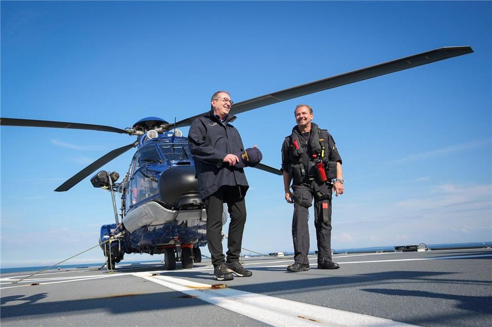 Dobrindt: Neue Bedrohungslage für Bundespolizei See Zurück an Land geht es für den Innenminister mit einem Hubschrauber der Bundespolizei.Christian Charisius/dpa