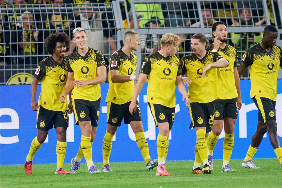 Wichtig für BVB und Nagelsmann: Schlotterbeck ist wieder da Zurück bei den Teamkollegen auf dem Platz: Nico Schlotterbeck (2.v.l)Bernd Thissen/dpa