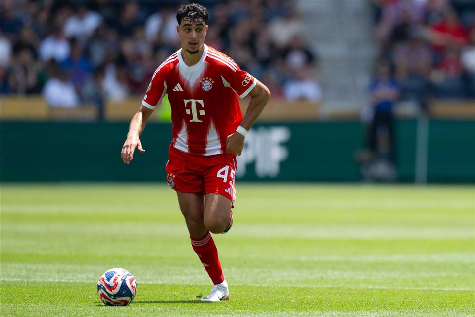 Zurück im Bayern-Training nach Verletzung und Operation: Aleksandar Pavlovic.Sven Hoppe/dpa