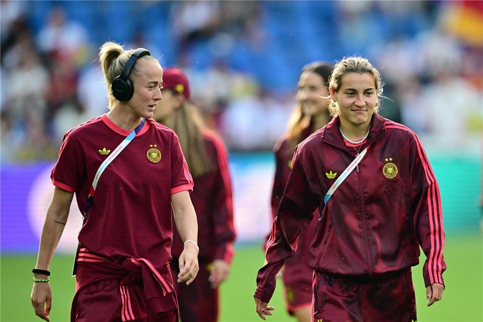 Zurück in der DFB-Auswahl: Lea Schüller (l.) und Carlotta Wamser. (Archivbild)  Sebastian Christoph Gollnow/dpa