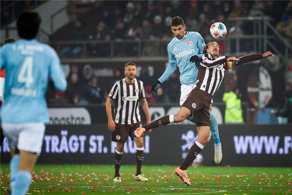 Zurück in der Startelf: St. Paulis Kapitän Jackson Irvine (r).Christian Charisius/dpa