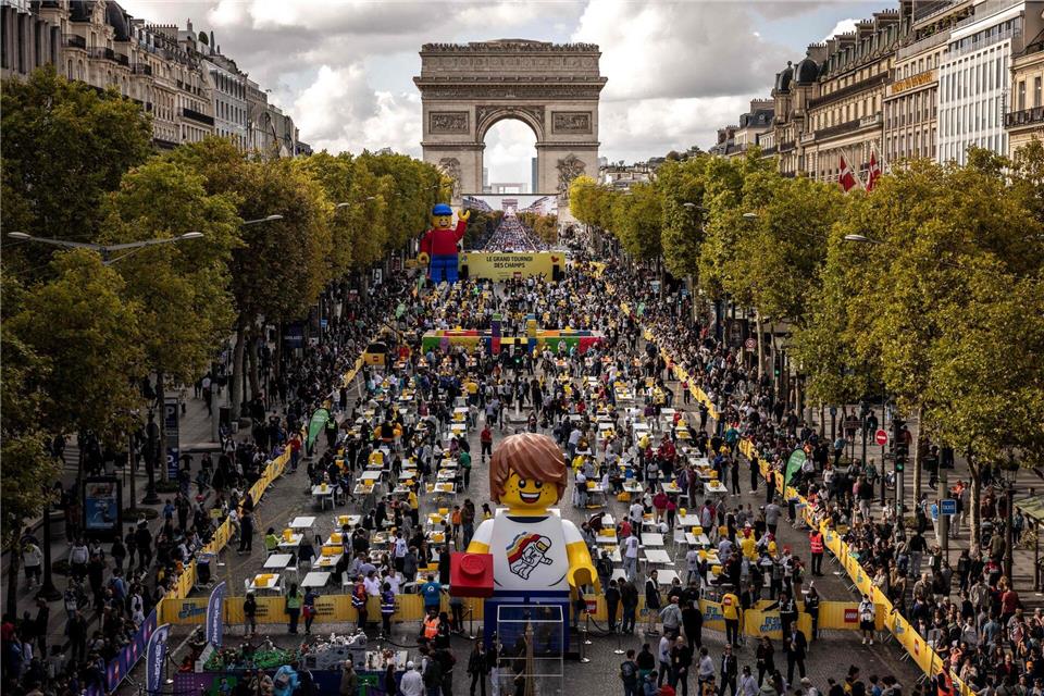 Bilder des Tages Zurück in die Kindheit: Riesiger Lego-Wettbewerb zieht durch Paris.Guillaume Baptiste/AFP/dpa