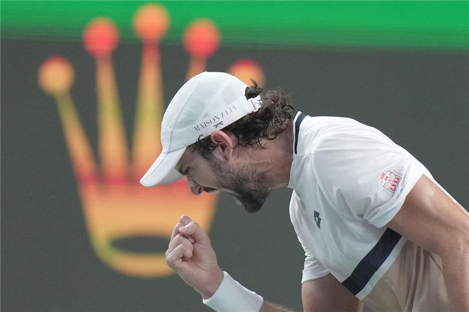 Familienduell: Nummer 204 der Welt schreibt Tennis-Märchen Zurückgekämpft: Valentin Vacherot dreht das Finale gegen seinen Cousin Arthur Rinderknech. Andy Wong/AP/dpa