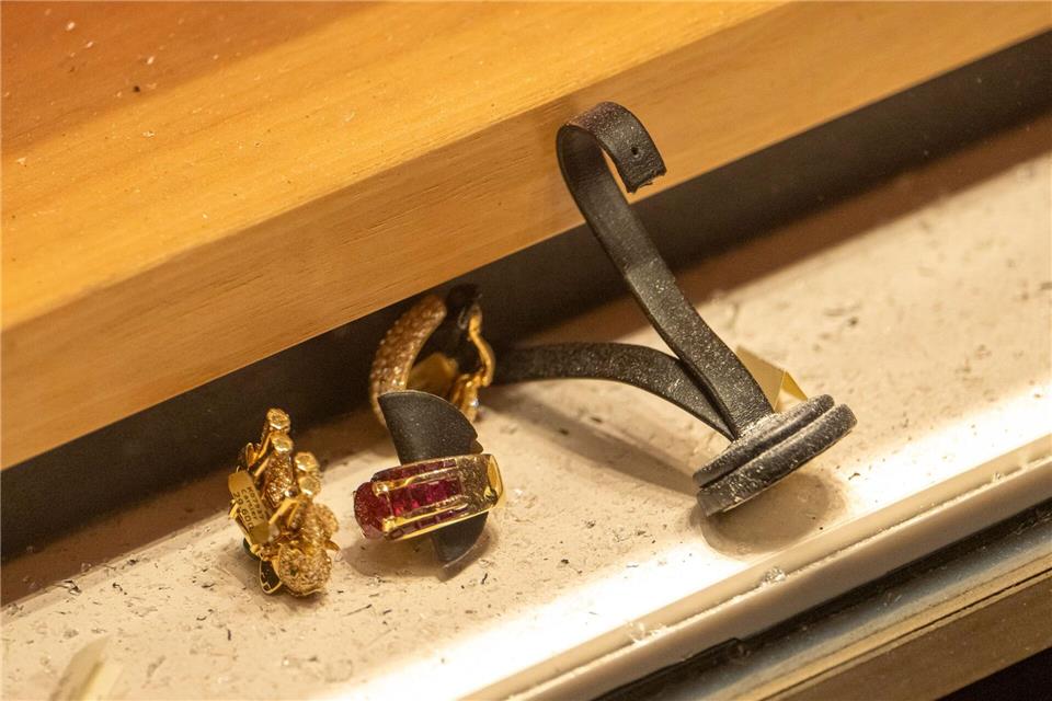 Zurückgelassener Schmuck liegt nach dem Überfall in einem Juweliergeschäft in der Innenstadt hinter dem Schaufenster des Ladens.Peter Kneffel/dpa