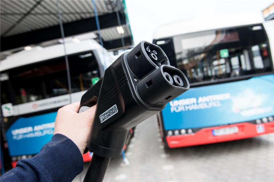 Zusätzlich zu den E-Bussen hat die Hamburger herkömmlich angetriebene Busse im Einsatz. (Archivbild)Daniel Bockwoldt/dpa