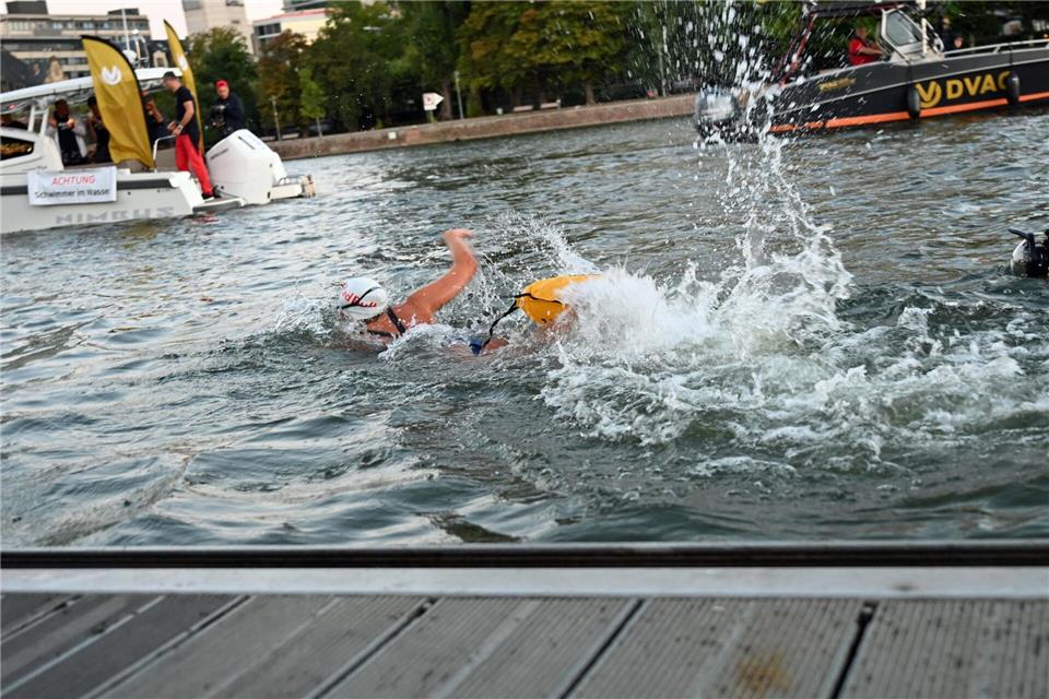 Zusätzliche Herausforderungen bringt das derzeitige Niedrigwasser im Rhein.Jennifer Brückner/dpa