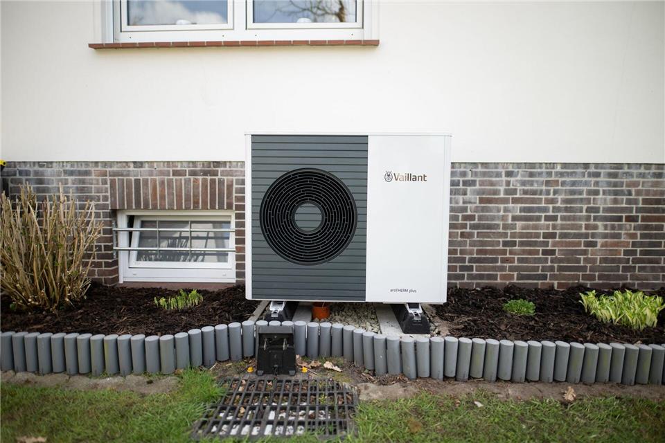 Kosten variieren: bei Wärmepumpen-Angeboten genau hinschauen Zusätzliche Kosten drohen, wenn in beim Wechsel auf eine Wärmepumpe Leistungen als „bauseitig“ ausgewiesen sind.picture alliance/dpa