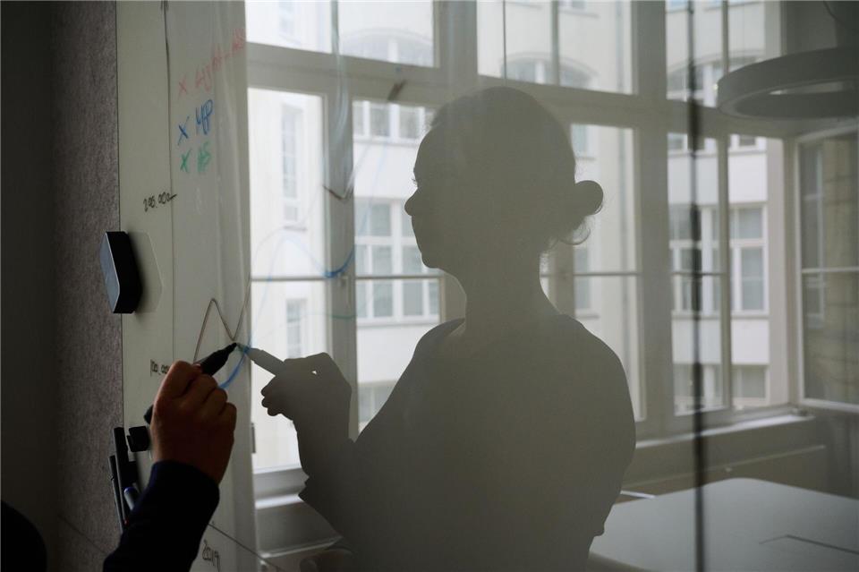 Zusätzliche Vorsorge: 2025 ist per Entgeltumwandlung mehr privater Aufbau der Altersvorsorge möglich.Annette Riedl/dpa