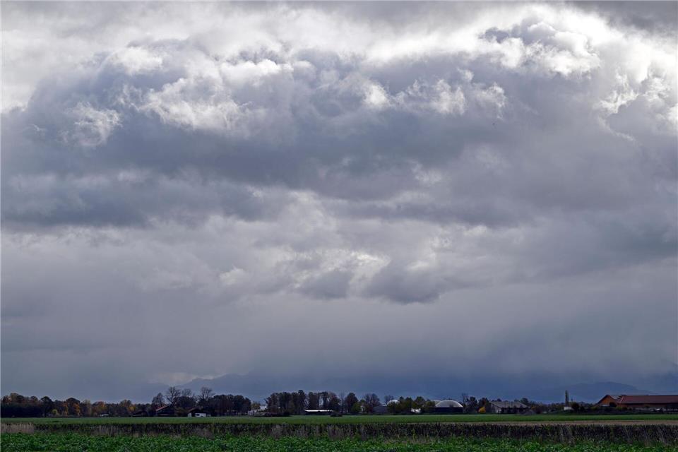 DWD: Oktober in Bayern war kalt und trüb  Zusammen mit Sachsen gehörte Bayern im Oktober laut dem DWD zu den kühlsten Bundesländern. (Archivbild)Uwe Lein/dpa