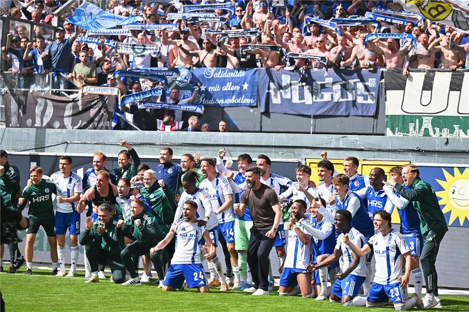 Zusammen mit den Fans feiern die Schalker in Paderborn.Swen Pförtner/dpa
