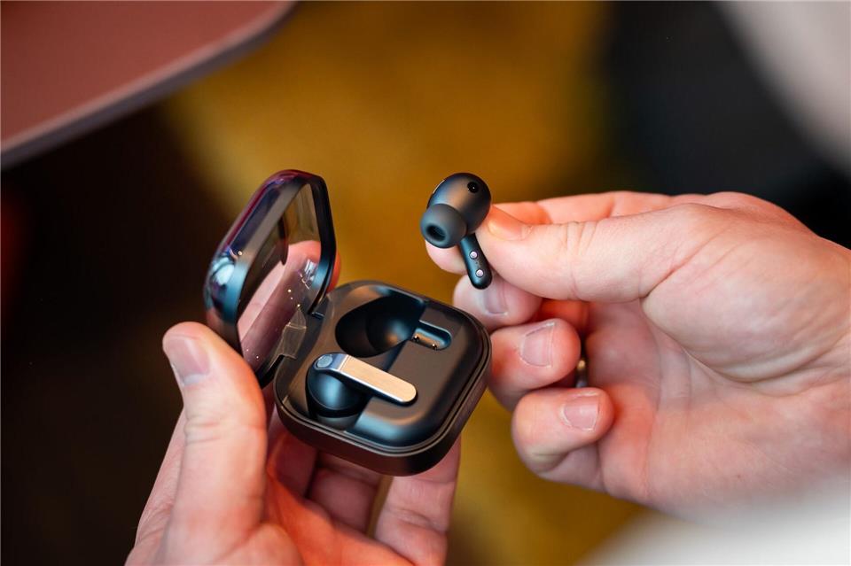 Zusammen mit den neuen Galaxy S26 gibt es auch neue Galaxy Buds. Samsungs Ohrstöpsel gibt es in der Ausführung Buds 4 (179 Euro UVP) und Buds 4 Pro (im Bild) für 249 Euro UVP.Benjamin Pritzkuleit/Samsung/dpa-tmn