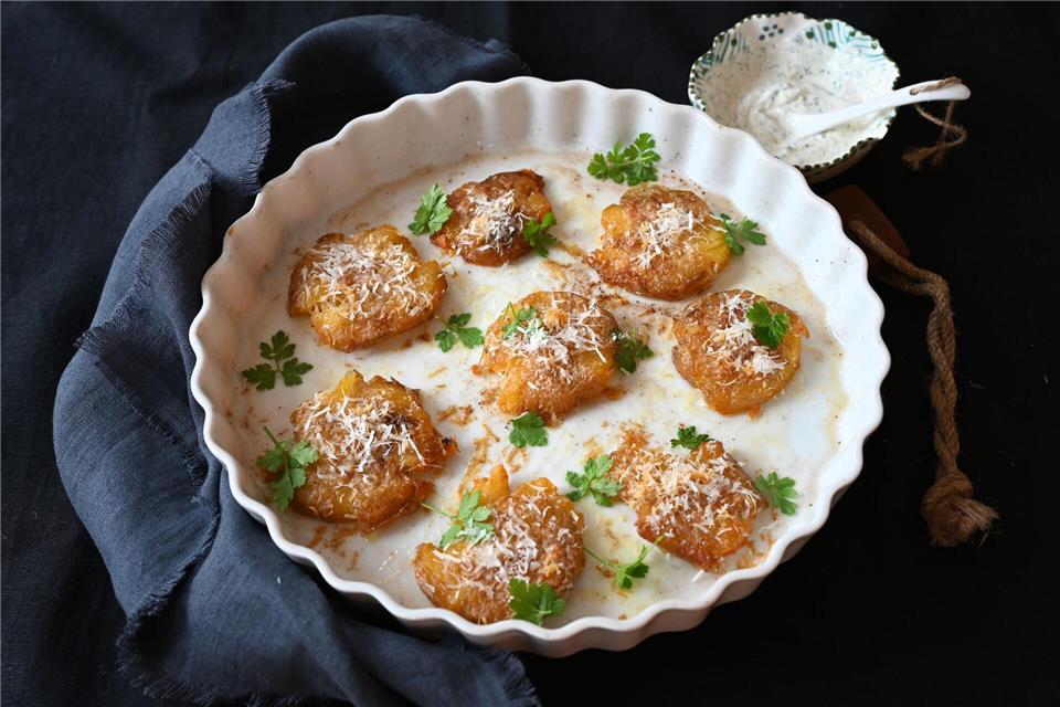 Zusammendrücken erlaubt: Gequetscht werden die Kartoffeln im Ofen zu knusprigen Talern.Julia Uehren/loeffelgenuss.de/dpa-tmn