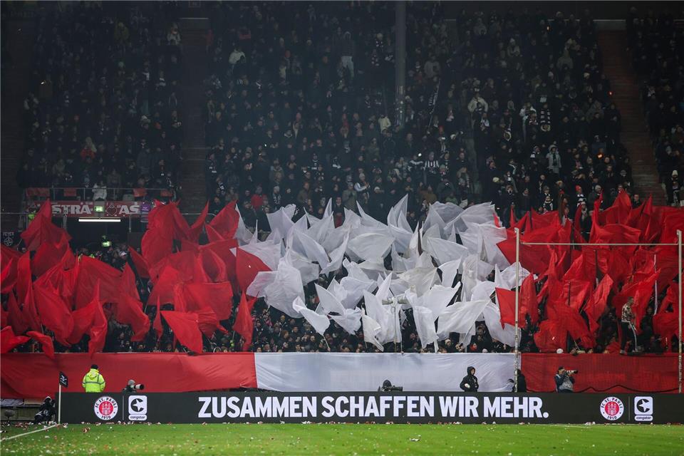 Zusammenhalt gefordert: Die Fans des FC St. Pauli beim Spiel gegen Union Berlin.Christian Charisius/dpa