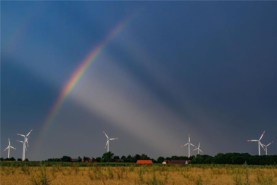 Zusammenspiel von Farbe und Licht: Regenbogen vor GewitterwolkenPatrick Pleul/dpa