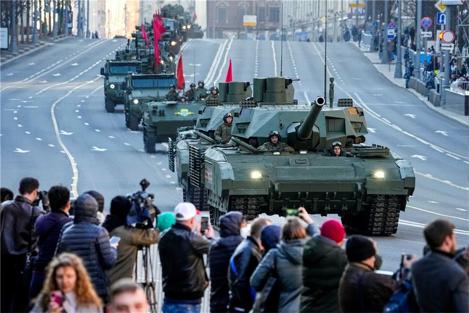 Hersteller: Russlands neuester Panzer zu teuer für den Krieg Zuschauer beobachten im Mai 2022, wie ein russischer T-14 Armata-Panzer (im Vordergrund) und andere gepanzerte Fahrzeuge auf der Twerskaja-Straße in Richtung Roter Platz rollen.